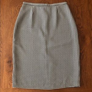 Liz Claiborne Houndstooth Skirt (Size 10)